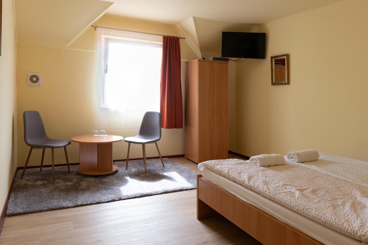Kiraly Lovastanya Panzio Bed & Breakfast Janoshalma Екстериор снимка